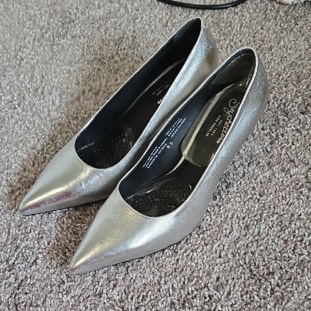 Seychelles Leather Kitten Silver Women's Pumps